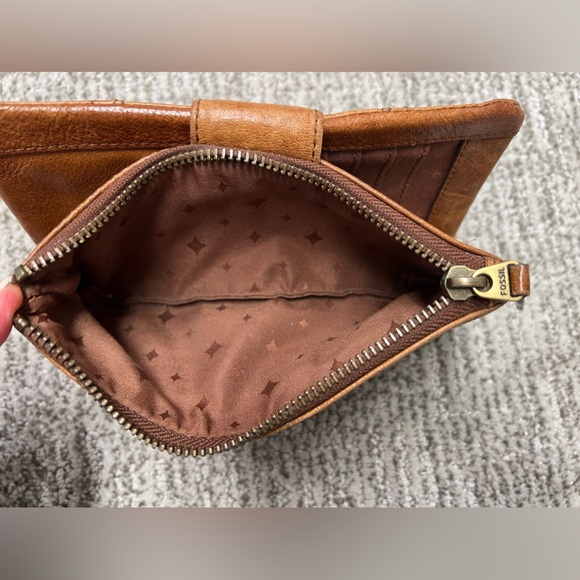 CLEARANCE! FOSSIL LEATHER WALLET - Picture 9 of 16